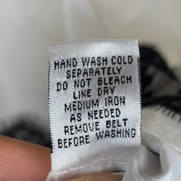 Go Silk Women’s Plus 1X White Blouse Black Lace Overlay Long Sleeve NEW Designer - Picture 6 of 7